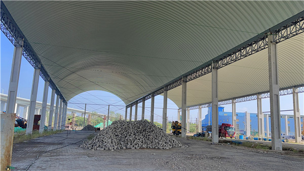 杰達鋼構(gòu)拱形屋面施工工期優(yōu)勢解析杰達鋼構(gòu)拱形屋面施工現(xiàn)場